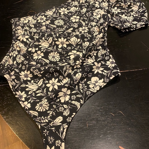 Free People M thong bodysuit with puff sleeve black and white floral print - Picture 2 of 5